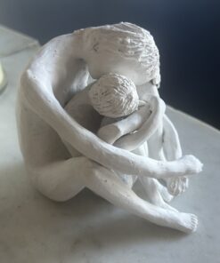 sculpture en argile blanche faite à la main Abbraccio vue de profil