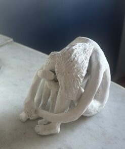 détail sculpture en argile blanche Abbraccio étreinte artisanale